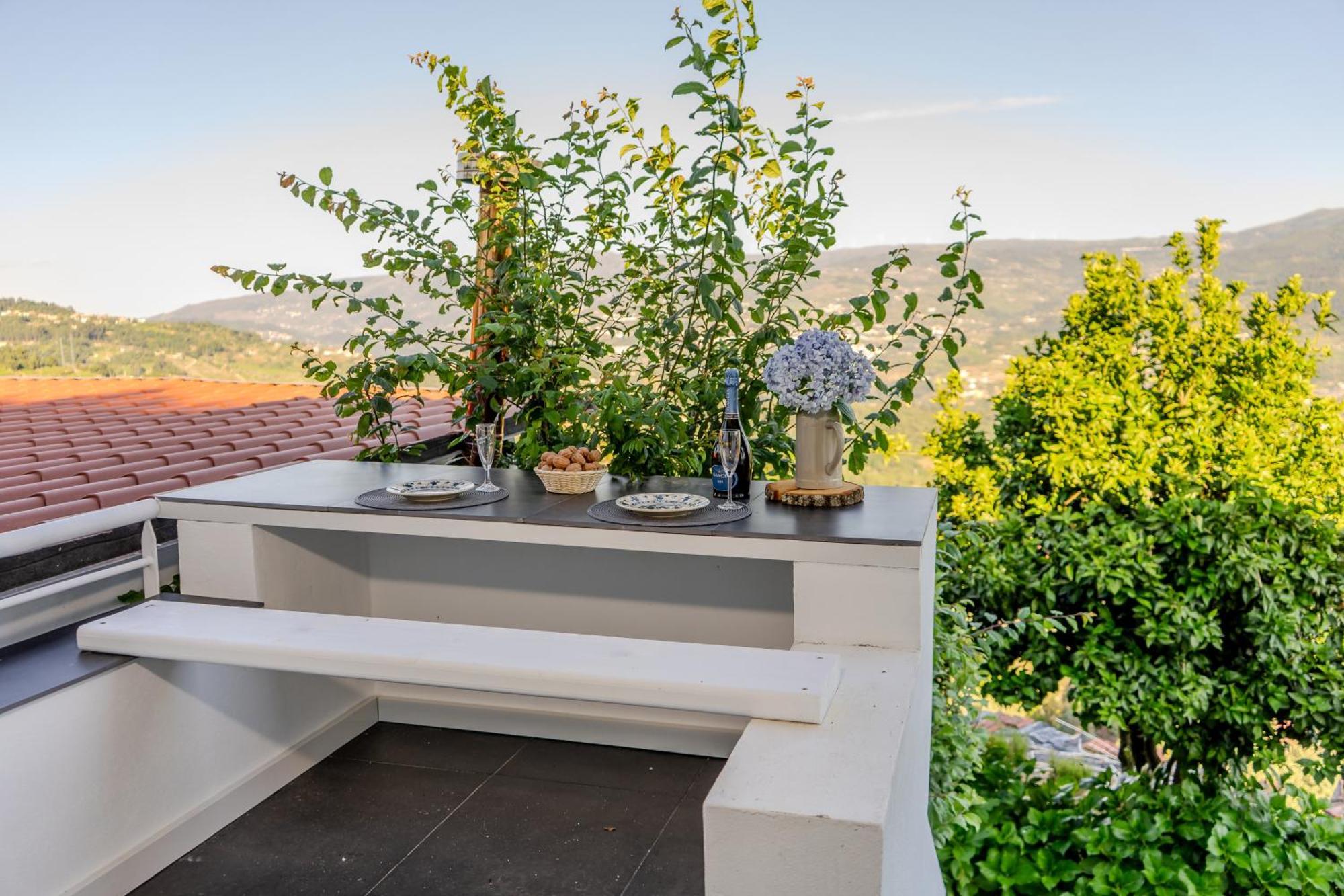 Farm stay Paradise Farm With Pool And Jacuzzi In Douro *