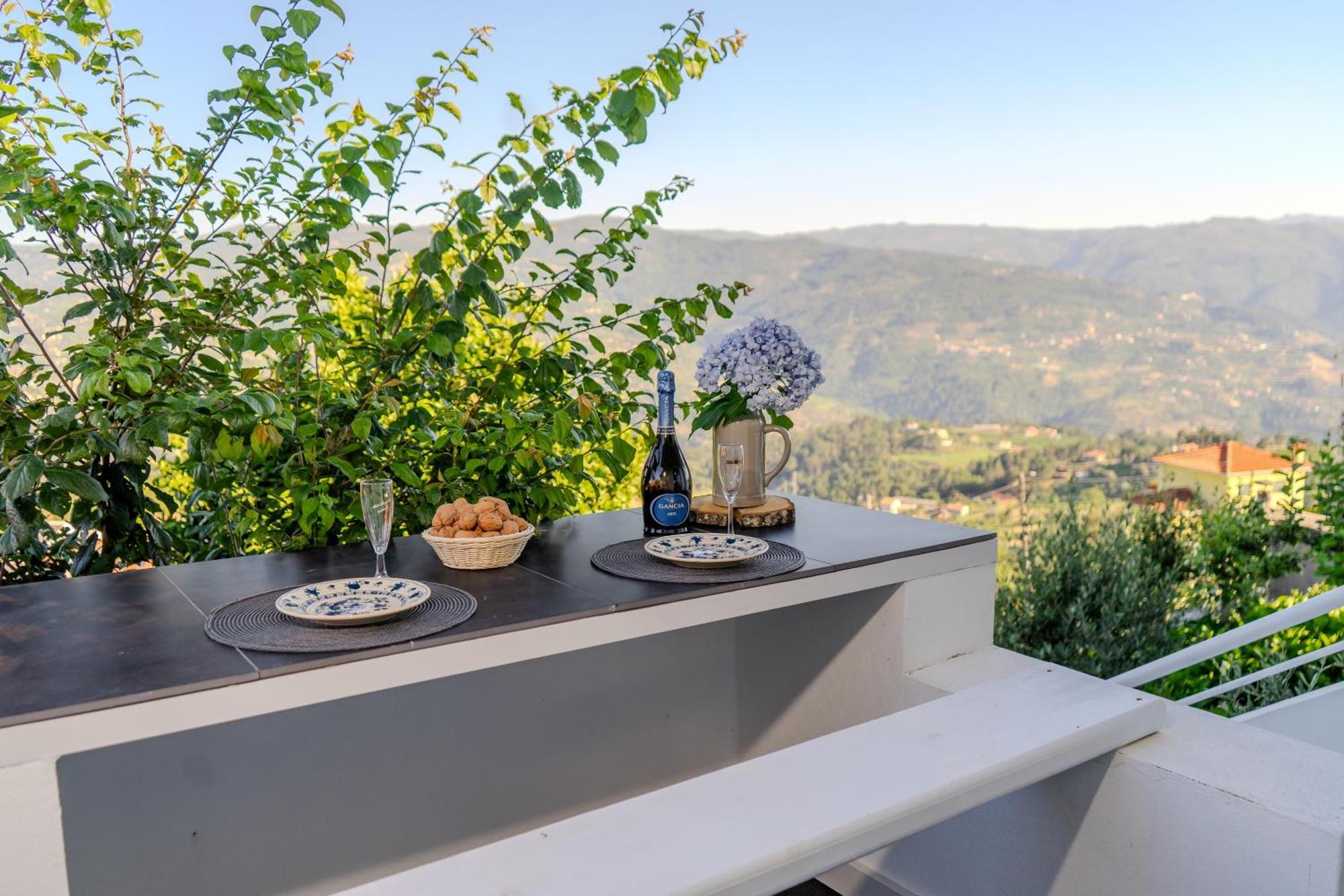 Farm stay Paradise Farm With Pool And Jacuzzi In Douro Santa Cruz do Douro